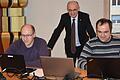 Da kann er schon einmal lächeln: Früh zeichnet sich ab, dass Wilhelm Schneider (Mitte) Landrat bleibt mit starkem Wählerauftrag. Mit im Bild Tobias Schnaus (links) und Florian Kraft vom IT-Office im Landratsamt.