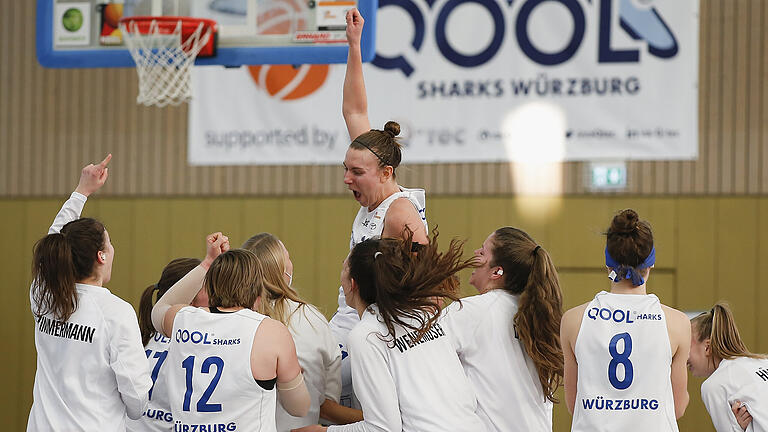 Mit Recht ließen die Qool-Sharks-Spielerinnen ihre Topscorerin Katie Yohn im Anschluss an die Partie hochleben: 59 Punkte erzielte die US-Amerikanerin beim Sieg gegen Bad Homburg. Mit Recht ließen die Qool-Sharks-Spielerinnen ihre Topscorerin Katie Yohn im Anschluss an die Partie hochleben: 59 Punkte erzielte die US-Amerikanerin beim Sieg gegen Bad Homburg.