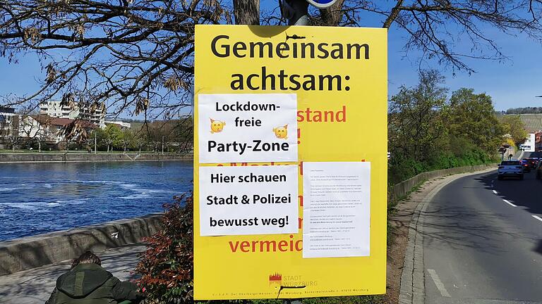Unbekannte haben die 'Gemeinsam achtsam'-Schilder am Mainkai, die die Stadt Würzburg zur Corona-Prävention an stark frequentierten Plätzen in Würzburg aufgehängt haben, überklebt. Unbekannte haben die 'Gemeinsam achtsam'-Schilder am Mainkai, die die Stadt Würzburg zur Corona-Prävention an stark frequentierten Plätzen in Würzburg aufgehängt haben, überklebt.