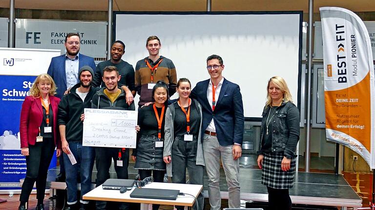 Abschlussrunde mit den Gewinnerteams von 2019 mit Pia Jost, Wirtschaftsförderung Schweinfurt (rechts) sowie der Vizepräsidentin der FHWS, Prof. Dr. Gabriele Saueressig (links) Abschlussrunde mit den Gewinnerteams von 2019 mit Pia Jost, Wirtschaftsförderung Schweinfurt (rechts) sowie der Vizepräsidentin der FHWS, Prof. Dr. Gabriele Saueressig (links)