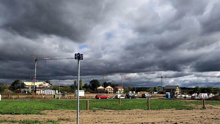 Dunkle Wolken über dem Neubaugebiet in Sommerach. Was tun, wenn die Bauzinsen immer weiter steigen?