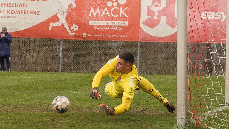 Maximilian Weisbäcker, der Torwart des TSV Aubstadt, pariert zwar den Strafstoß von Patrick Hobsch von der SpVgg Unterhaching, muss aber dessen Nachschuss zum 2:2 passieren lassen. Maximilian Weisbäcker, der Torwart des TSV Aubstadt, pariert zwar den Strafstoß von Patrick Hobsch von der SpVgg Unterhaching, muss aber dessen Nachschuss zum 2:2 passieren lassen.