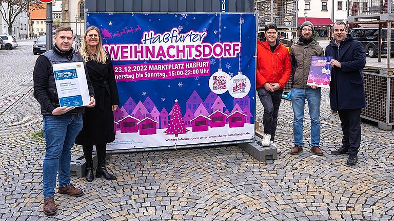 Das Weihnachtsdorf war aus Sicht des AHA ein Erfolg, doch der Vorstand der Unternehmervereinigung ist unterbesetzt. Stephan Heinisch (links) übernimmt kommissarisch die Leitung, nachdem Marco Tonin (rechts) als Vorsitzender zurückgetreten ist. Das Weihnachtsdorf war aus Sicht des AHA ein Erfolg, doch der Vorstand der Unternehmervereinigung ist unterbesetzt. Stephan Heinisch (links) übernimmt kommissarisch die Leitung, nachdem Marco Tonin (rechts) als Vorsitzender zurückgetreten ist.
