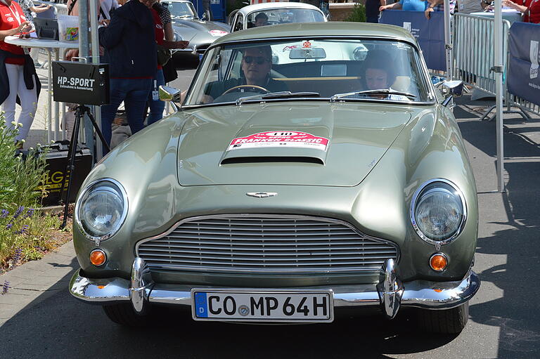 James Bond lässt grüßen: Peter und Maren Caroline Martin aus Coburg fuhren mit ihrem Aston Martin DB 5 aus dem Jahr 1964 vor.