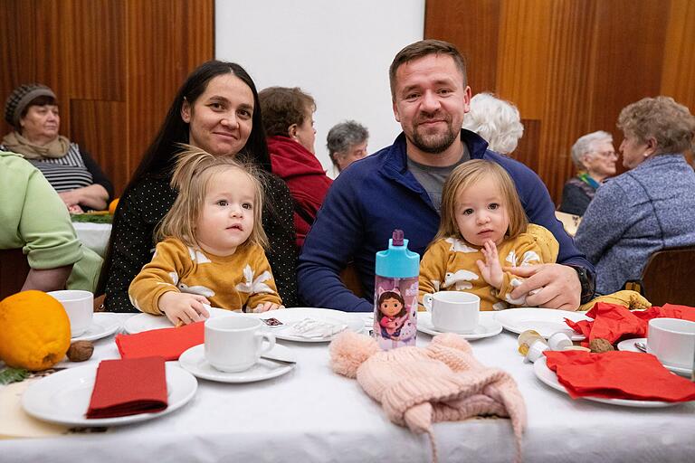 Gerne ist diese Familie der Einladung der Stadt Schweinfurt zum weihnachtlichen Essen in der STadthalle gefolgt.