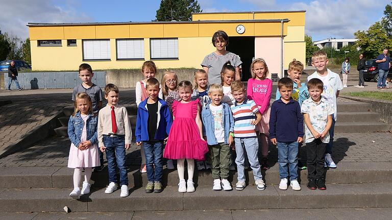 Sieben Mädchen und neun Jungen wurden in der Klasse 1b der Grundschule Rauhenebrach in Untersteinbach begrüßt. Klassenlehrerin Eva Zettelmeier vermittelt den 16 Kindern den Lehrstoff.