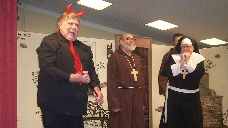 Die Lülsfelder Theatergruppe bei der Aufführung des Stücks 'Im Kloster ist der Teufel los'.