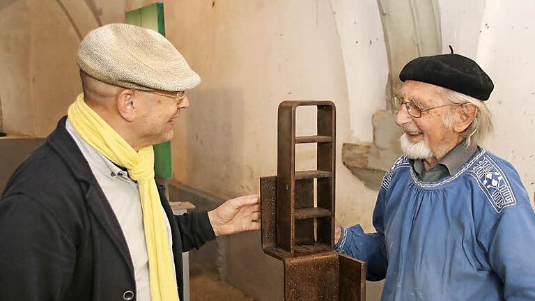 Bildhauer Willi Grimm (rechts) im Gespräch mit Galerist Thomas Pfarr beim Aufbau der Ausstellung in den historischen Räumen.  Foto: Thomas Malz       -  Bildhauer Willi Grimm (rechts) im Gespräch mit Galerist Thomas Pfarr beim Aufbau der Ausstellung in den historischen Räumen.  Foto: Thomas Malz