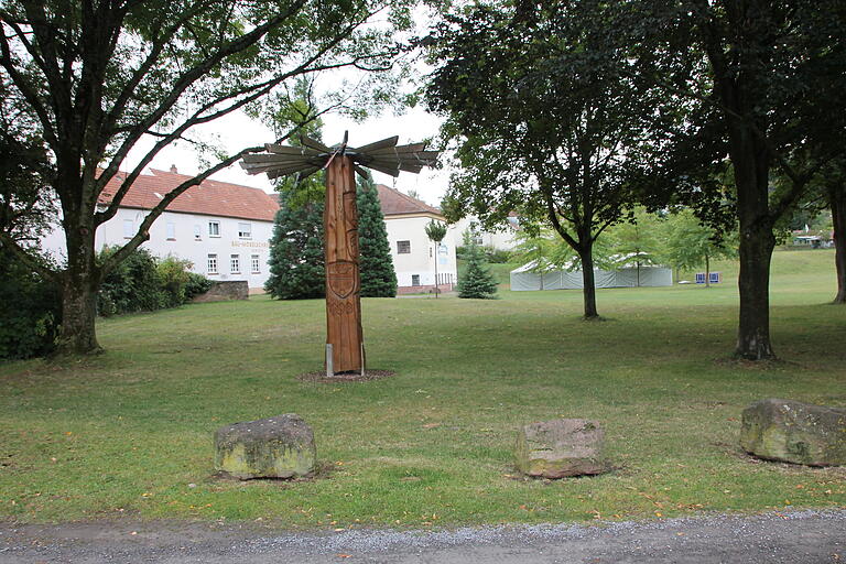 Blick von der 'Baustraße' aus über das für die Spielplatz-Erweiterung vorgesehene Gelände an der Marktheidenfelder Mainwiese in Richtung der Anwesen Stamm, Grön und Ehrl.