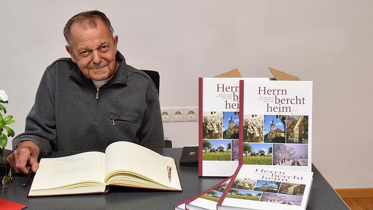 Ein Jahr lang hat Günter Würsching an dem Heimatbuch über Herrnberchtheim gearbeitet. Jetzt hat er es vorgestellt und durfte sich ins Goldene Buche der Gemeinde eintragen.