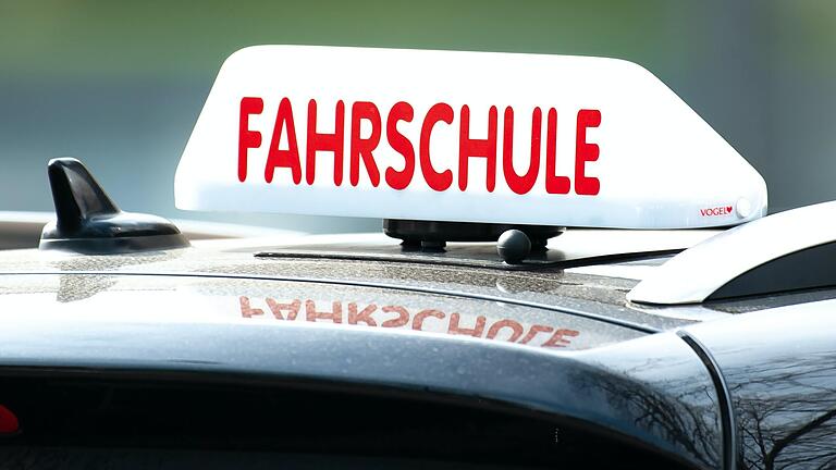 Wer schon mit 17 alleine Auto fahren will, muss einige Voraussetzungen erfüllen und zunächst einmal in die Fahrschule.