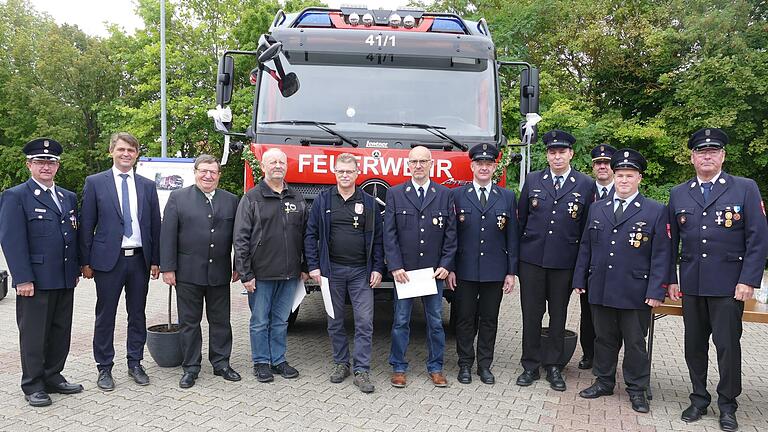 Eine Reihe von Ehrungen gab es bei der Feuerwehr Mellrichstadt. Im Bild (von links) Kreisbrandmeister Peter Weiß, Bürgermeister Michael Kraus, der stellvertretende Landrat Josef Demar, Udo Eckardt, Jürgen Eichhorn, Andreas Mangold, Mike Spitzer, Tobias Zeidler, Kreisbrandinspektor Thomas Graumann, Frank Zimmer und Thomas Dietz. Eine Reihe von Ehrungen gab es bei der Feuerwehr Mellrichstadt. Im Bild (von links) Kreisbrandmeister Peter Weiß, Bürgermeister Michael Kraus, der stellvertretende Landrat Josef Demar, Udo Eckardt, Jürgen Eichhorn, Andreas Mangold, Mike Spitzer, Tobias Zeidler, Kreisbrandinspektor Thomas Graumann, Frank Zimmer und Thomas Dietz.