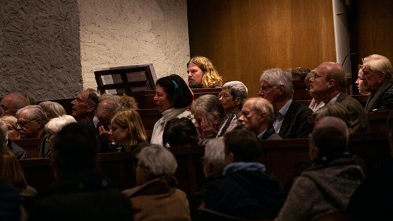 Prof. Martin Sturm bei seiner Orgelimprovisation an der Klais-Orgel der Abteikirche Münsterschwarzach beim traditionellen Abteikonzert.