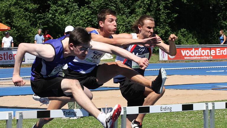 Moritz Fischer (Mitte) wurde 2022 Bayerischer Meister über 400-Meter-Hürden.       -  Moritz Fischer (Mitte) wurde 2022 Bayerischer Meister über 400-Meter-Hürden.