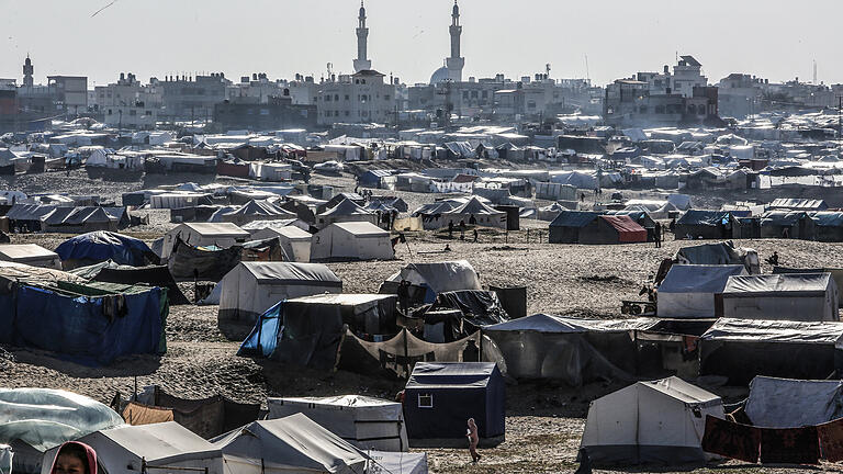 Nahostkonflikt - Rafah.jpeg       -  Dicht an dicht stehen die Zelte, in denen palästinensische Flüchtlinge an der Grenze zu Ägypten unter äußerst prekären Bedingungen im Gazastreifen leben.