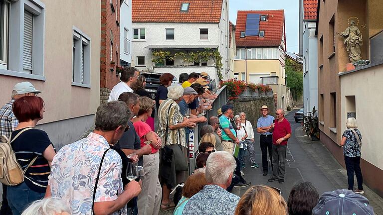 Die Spaziergängergruppe vor dem Weingut Weisenberger mit seiner Barockmadonna. Die Spaziergängergruppe vor dem Weingut Weisenberger mit seiner Barockmadonna.