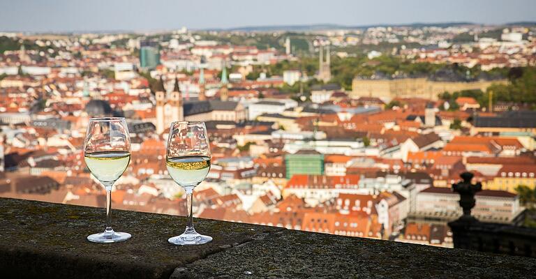 Am Abend lässt sich gut ein fränkischer Wein auf der Festung mit Blick auf die Stadt genießen.