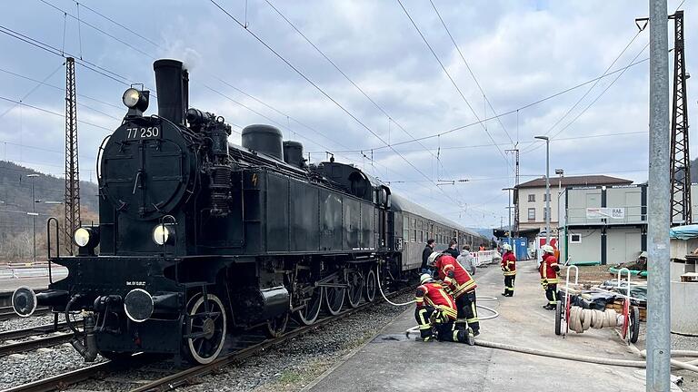 Die Feuerwehr betankte am Samstag zweimal eine historische Dampflok im Bahnhof Gemünden. Die Feuerwehr betankte am Samstag zweimal eine historische Dampflok im Bahnhof Gemünden.