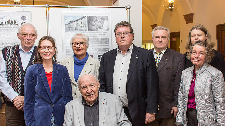 Das Team der Geschichtswerkstatt im Verschönerungsverein mit Willi Bach, Petra Girstl, Elke Roth, Helmut Försch, Peter Hulansky und Barbara Keller zusammen mit Bürgermeister Adolf Bauerund Dr. Sabine Schlegelmilch, Institut für Geschichte der Medizin an der Universität Würzburg.