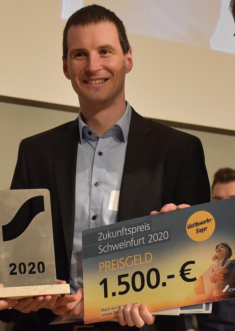 Zum ersten Mal wurde in Schweinfurt im Rahmen des Zukunftsforums ein Zukunftspreis verliehen. Peter Rumpel ist der erste Preisträger. Zum ersten Mal wurde in Schweinfurt im Rahmen des Zukunftsforums ein Zukunftspreis verliehen. Peter Rumpel ist der erste Preisträger.