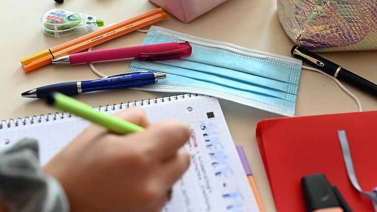 Auch an Bayerns Schulen ändert sich wieder einiges: Ab diesem Mittwoch beginnt für 40 Prozent der Schüler in Bayern wieder der Wechsel- oder Distanzunterricht. Auch an Bayerns Schulen ändert sich wieder einiges: Ab diesem Mittwoch beginnt für 40 Prozent der Schüler in Bayern wieder der Wechsel- oder Distanzunterricht.