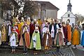 Die 23 Sternsinger zusammen mit Ortspfarrer Franz Lang nach dem Gottesdienst