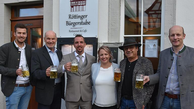 Ein Grund zum Feiern: Gemeinsam zogen man nach fünf Jahren eine sehr positive Bilanz, die Wiederbelebung des Röttinger Marktplatzes durch die Bürgerstube ist geglückt. Ein Grund zum Feiern: Gemeinsam zogen man nach fünf Jahren eine sehr positive Bilanz, die Wiederbelebung des Röttinger Marktplatzes durch die Bürgerstube ist geglückt.