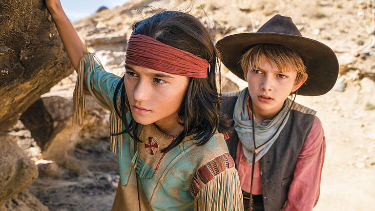 Streit um Abenteuer-Autor Karl May       -  Streit um Abenteuer-Autor Karl MayHANDOUT - 04.08.2022, ---: Mika Ullritz (l) als Winnetou und Milo Haaf als Tom Silver in einer Szene des Films 'Der junge Häuptling Winnetou' (undatierte Filmszene). Der Film, der am 11. August in die Kinos kam, steht in der Kritik. Er bediene rassistische Vorurteile und nutze eine kolonialistische Erzählweise. (zu dpa 'Streit um Abenteuer-Autor Karl May - Petition in Sachsen gestartet') Foto: -/Leonine/dpa - ACHTUNG: Nur zur redaktionellen Verwendung im Zusammenhang mit einer Berichterstattung über den Film und nur mit vollständiger Nennung des vorstehenden Credits +++ dpa-Bildfunk +++