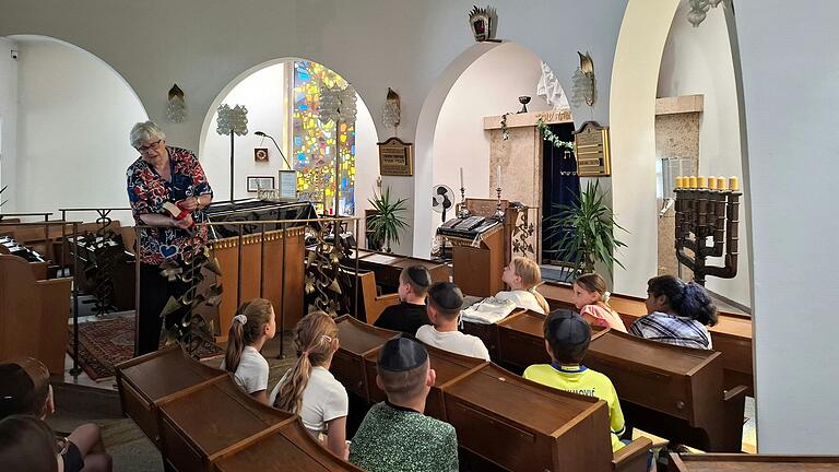 Zeller Grundschüler in der Synagoge des jüdischen Gemeindezentrums.