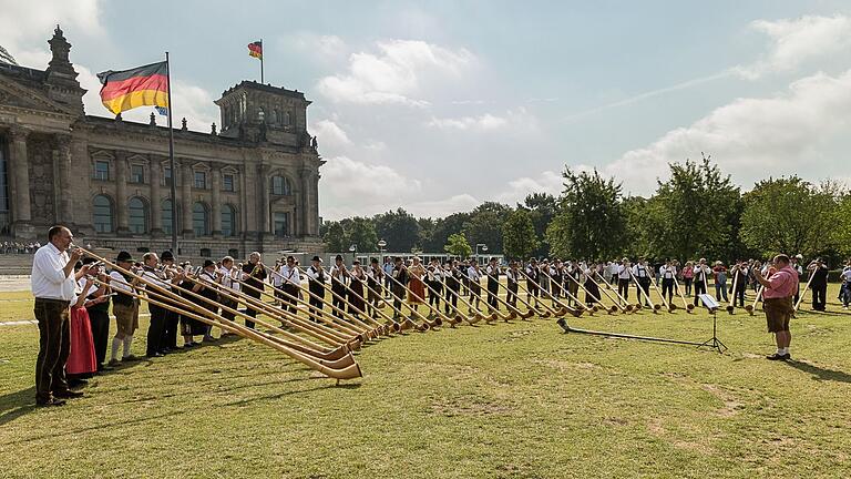 Auftritt in der neuen Alphorn-Metropole: der Freundeskreis Süddeutscher Alphornbläser vor dem Reichstag in Berlin, 2015.