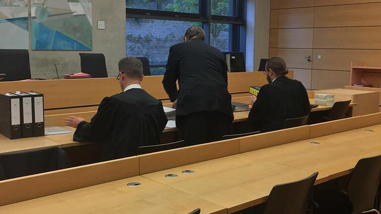 Der Würzburger Schönheitschirurg am Donnerstagvormittag vor Gericht. Der Würzburger Schönheitschirurg am Donnerstagvormittag vor Gericht.