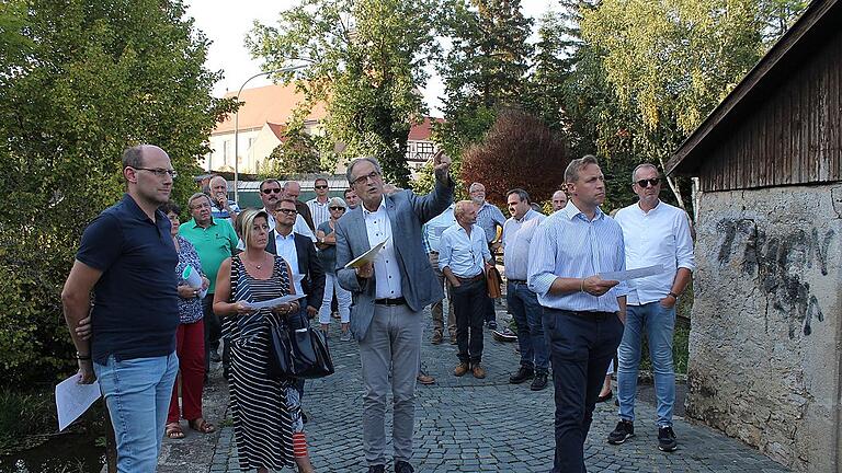 Marschrichtung vorgeben: Bürgermeister Eberhard Streit (Mitte) und die Stadtratsmitglieder unternahmen am Donnerstag eine Ortsbesichtigung, um den Planern Vorgaben zu machen, wie das sogenannte Loose-Areal gestaltet werden soll.