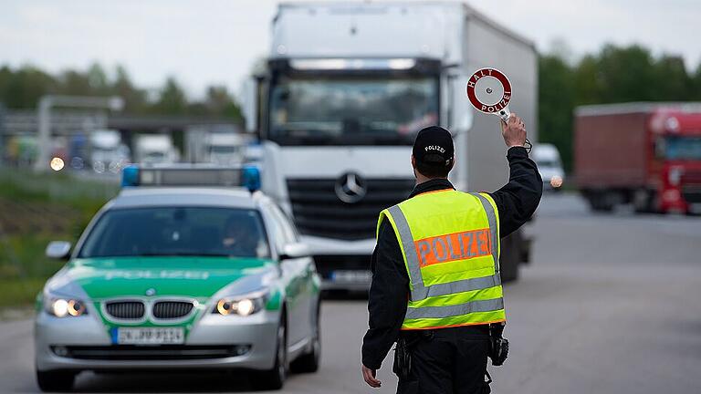 Lkw-Kontrollen in Bayern       -  Fahrzeugkontrollen &ndash; im Großen wie im Kleinen &ndash; sind einer der Schwerpunkte in der täglichen Polizeiarbeit.