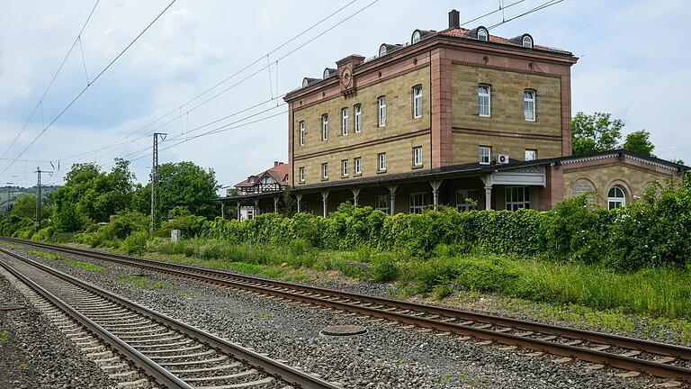 Am alten Bahnhof in Heidingsfeld-Ost soll bis 2022 ein neuer&nbsp;barrierefreier Haltepunkt entstehen - dafür gibt es neue Zuschüsse der Regierung.