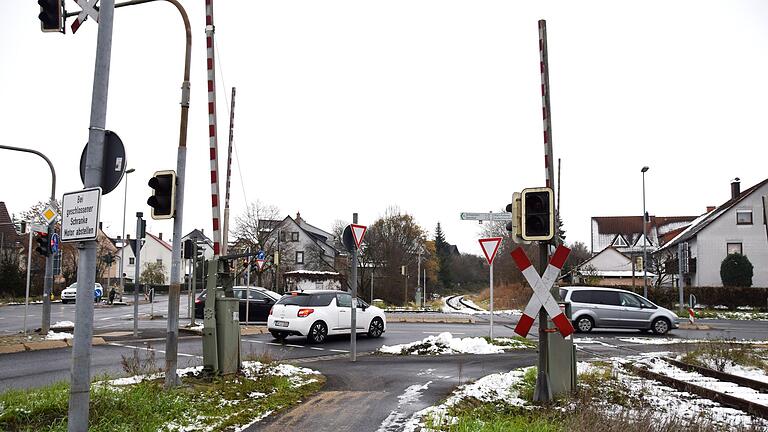 Ein Streitpunkt zwischen den Grünen und Bürgermeister Schulze beim Thema Reaktivierung der Steigerwaldbahn ist die Situation an der Kreuzung Gerolzhöfer Straße in Sennfeld.