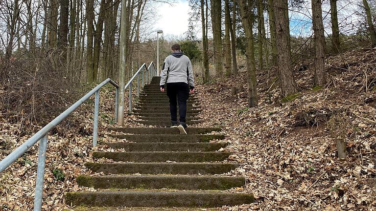 Priester K. wurde vom Amtsgericht Bad Kissingen wegen sexuellen Missbrauchs verurteilt. Die Betroffene fühlt sich von dessen Unterstützern zu Unrecht beschuldigt, nicht die Wahrheit gesagt zu haben. Priester K. wurde vom Amtsgericht Bad Kissingen wegen sexuellen Missbrauchs verurteilt. Die Betroffene fühlt sich von dessen Unterstützern zu Unrecht beschuldigt, nicht die Wahrheit gesagt zu haben.