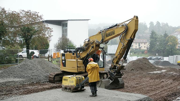 Auf dem Gelände des künftigen Ärztehauses führt eine Bad Kissinger Baufirma Bodenarbeiten aus. Auch im Bad Brückenauer Stadtrat war das geplante MedZentrum wieder heißdiskutiertes Thema. Foto: Steffen Standke       -  Auf dem Gelände des künftigen Ärztehauses führt eine Bad Kissinger Baufirma Bodenarbeiten aus. Auch im Bad Brückenauer Stadtrat war das geplante MedZentrum wieder heißdiskutiertes Thema. Foto: Steffen Standke