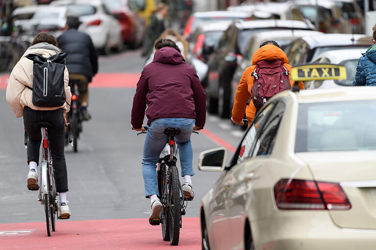 Blick auf den Verkehr in der Münzstraße: Da es sich hierbei um eine Fahrradstraße handelt, dürfen Radfahrende nebeneinander fahren.