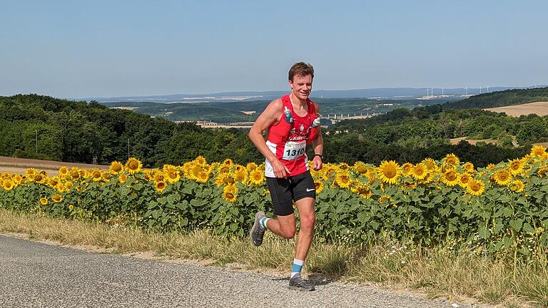 Rhys Bishop noch gut im Rennen bei Kilometer 14.