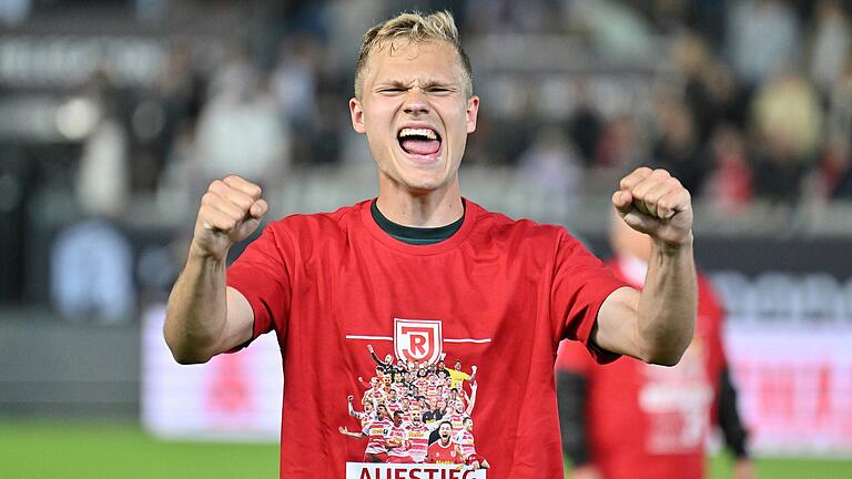 Aufstiegsjubel: Louis Breunig schaffte mit Jahn Regensburg im Sommer den Sprung in die 2. Bundesliga. Dort tut sich der Klub aus der Oberpfalz schwer. Aufstiegsjubel: Louis Breunig schaffte mit Jahn Regensburg im Sommer den Sprung in die 2. Bundesliga. Dort tut sich der Klub aus der Oberpfalz schwer.