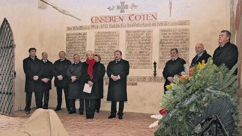 Gedenken an die Toten der beiden Weltkriege und die Opfer von Terror und Gewalt am Volkstrauertag in der Kreis-Kriegergedächtnisstätte auf dem Kapellenberg in Marktbreit.