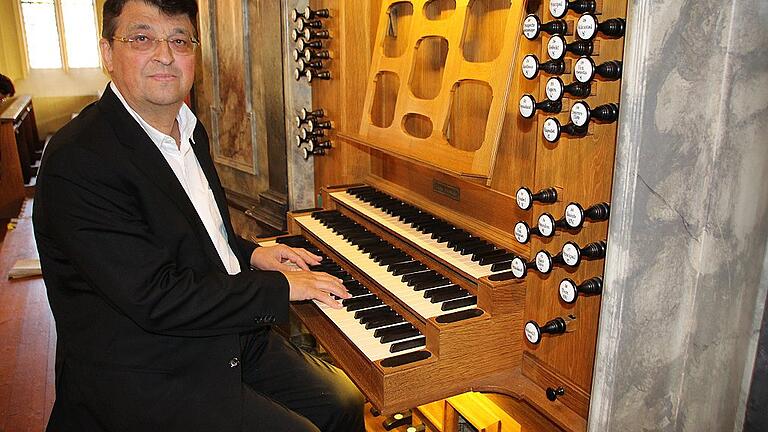 Ein brillantes Orgelkonzert bot Pater Dominikus Trautner, OSB, an der inzwischen 20 Jahre jungen Winterhalter-Orgel in Gerolzhofen.
