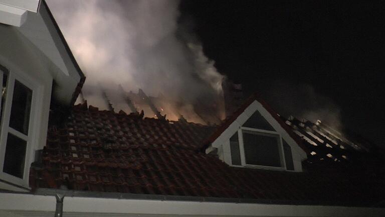 Auch der hintere Teil des Hauses wurde ein Raub der Flammen. Auch der hintere Teil des Hauses wurde ein Raub der Flammen.