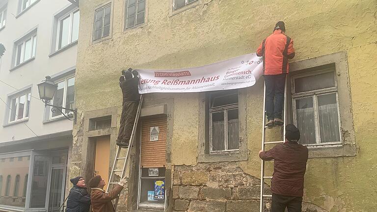 Das Banner wird aufgehängt       -  Das Banner wird aufgehängt