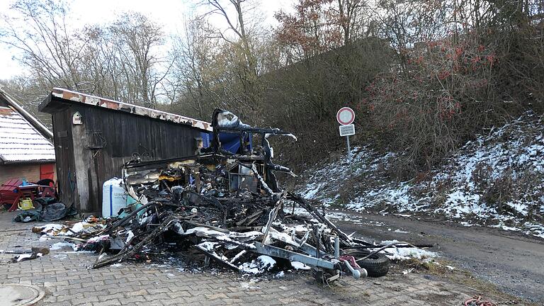 Nur ein Haufen Asche und Gestänge ist der Wohnwagen nach dem Brand. - Nur ein Haufen Asche und Gestänge ist der Wohnwagen nach dem Brand. Nur ein Haufen Asche und Gestänge ist der Wohnwagen nach dem Brand. - Nur ein Haufen Asche und Gestänge ist der Wohnwagen nach dem Brand.