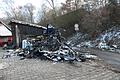 Nur ein Haufen Asche und Gestänge ist der Wohnwagen nach dem Brand.       -  Nur ein Haufen Asche und Gestänge ist der Wohnwagen nach dem Brand.