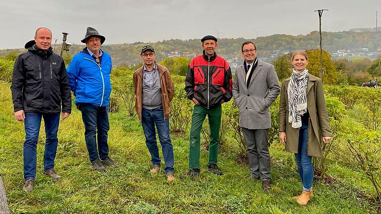 Die Steuerungsgruppe der Bio-Musterregion Main-Tauber-Kreis freute sich über die Verlängerung der Förderlaufzeit um weitere drei Jahre, von links: Marcus Köhler (Leiter Landwirtschaftsamt des Landratsamtes Main-Tauber-Kreis), Adam Mayer, Albrecht Löblein, Reinhold Schneider, Erster Landesbeamter Florian Busch und Alessa Walz (stellvertretende Sachgebietsleiterin Pflanzliche Erzeugung, Wasserschutz und Weinbau des Landwirtschaftsamtes).