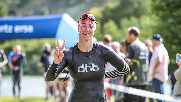 Rund 800 Sportler nehmen am Sonntag 16.06.24 am Lifestyle Würzburg Triathlon am Erlabrunner See teil.