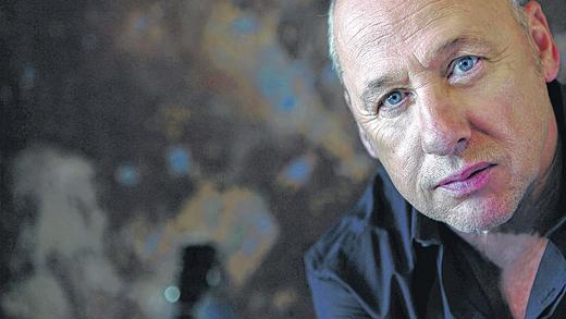 Bad Kissingen steigert sich: Mark Knopfler folgt auf Bryan Adams       -  (far)   Bryan Adams war sich dessen bestimmt nicht bewusst, aber letztlich hat er die Vorarbeit geleistet. Der Auftritt des kanadischen Schmuserockers im Bad Kissinger Luitpoldpark im vergangenen Juni verlief ziemlich erfolgreich. Veranstalter Argo Konzerte stellt deshalb bereits jetzt für kommenden Sommer das nächste Kissinger Open-Air mit einem Weltstar vor. Am 4. Juli erleben die Kissinger und ihre Gäste einen Abend mit Mark Knopfler und Band. Es gibt Menschen, die meinen, musikalisch sei das im Vergleich zu Bryan Adams sogar eine Steigerung. Die Deutschland-Tournee des Kopfes der legendären Rockband Dire Straits beginnt am 31. Mai in Salem und endet am 11. Juli in München. Bad Kissingen liegt auf der Tour-Karte strategisch günstig. In Bayern ist sonst nur München dabei. Die nächsten Spielorte sind Mainz und Mannheim.