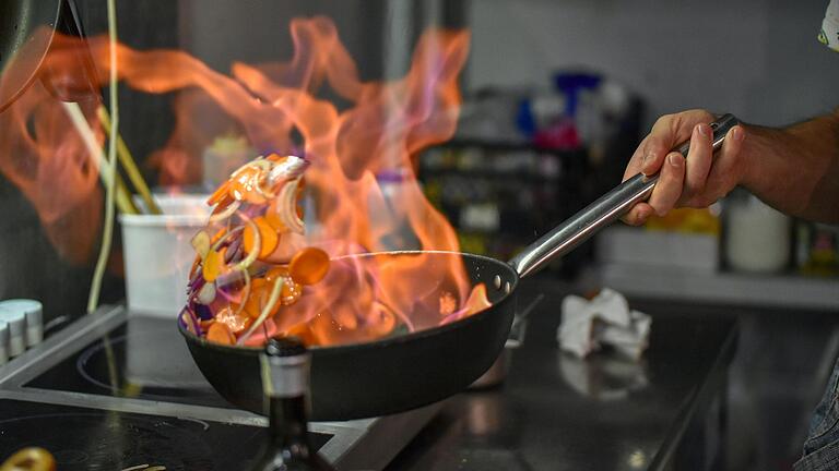 Fünf Hobbyköche aus Unterfranken lassen sich in dieser Woche bei der Fernsehsendung 'Das perfekte Dinner' jeweils einen Tag lang in der heimischen Küche beim Zubereiten eines Drei-Gänge-Menüs über die Schulter schauen. (Symbolfoto)